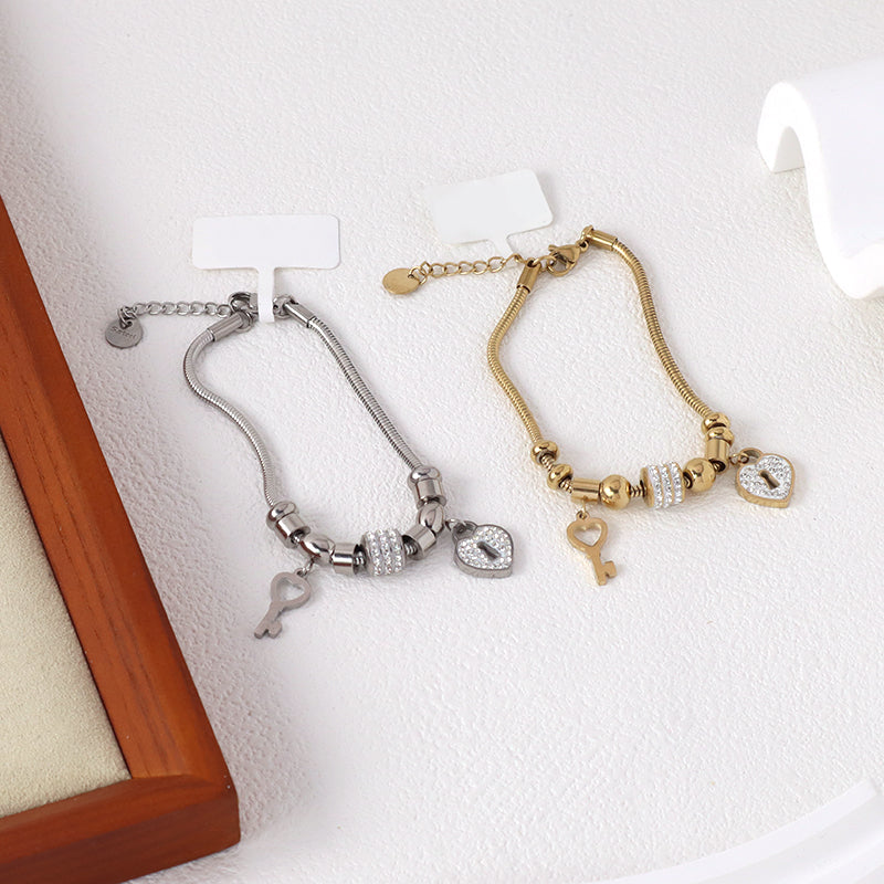 Manufacture New Wholesale Ajustable CZ Gold Plated Stainless Steel Key Heart Charm Bangle Jewelry China Factory Fashion Custom Women Heart Key Bracelet