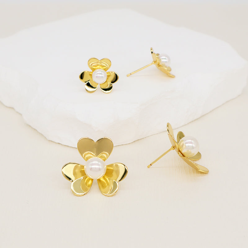 Wholesale Customized Fashion Dainty Trendy Small Gold Flower Earrings Jewelry Gold Plated Shell Flower Stud Earrings For Women