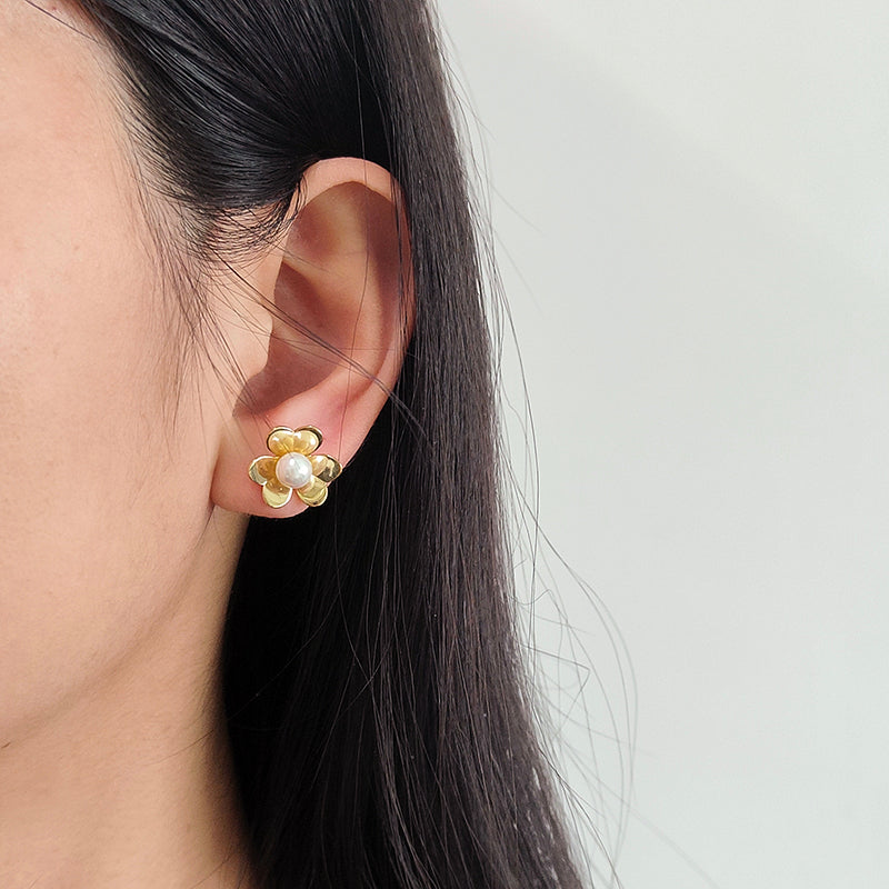 Wholesale Customized Fashion Dainty Trendy Small Gold Flower Earrings Jewelry Gold Plated Shell Flower Stud Earrings For Women