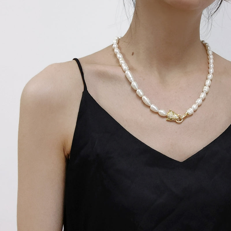 Handmade Wholesale Custom Gold Plated CZ Brass Leopard Clasp 10mm Natural Freshwater Pearl Leopard Pendant Necklace For Women