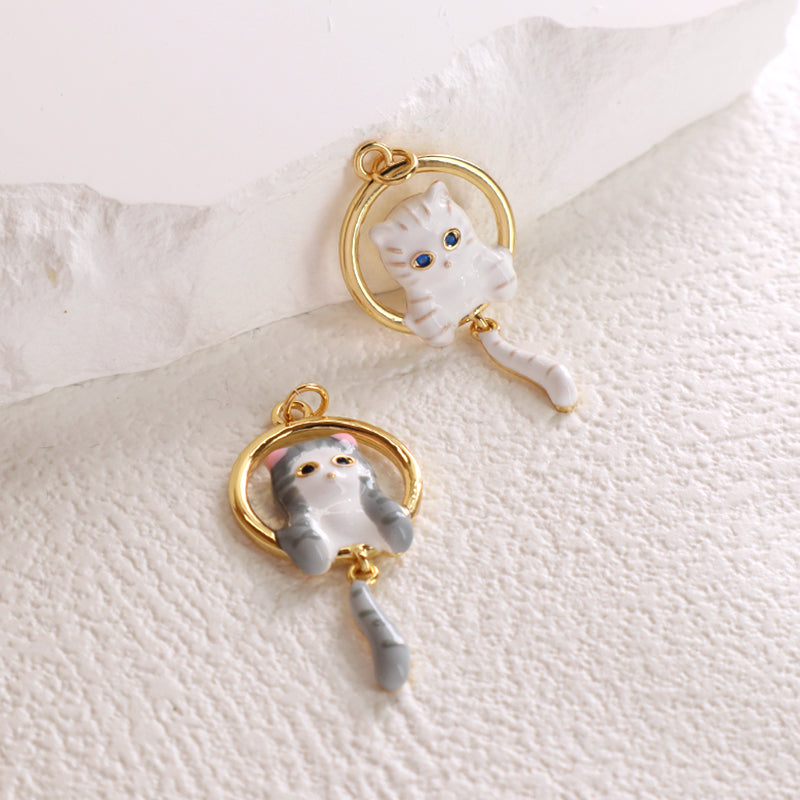 Custom DIY Wholesale Trendy Women Girl Cute Cat Charm Pendant Jewelry Gold Plated CZ White Grey Cat Pendant For Necklace Making