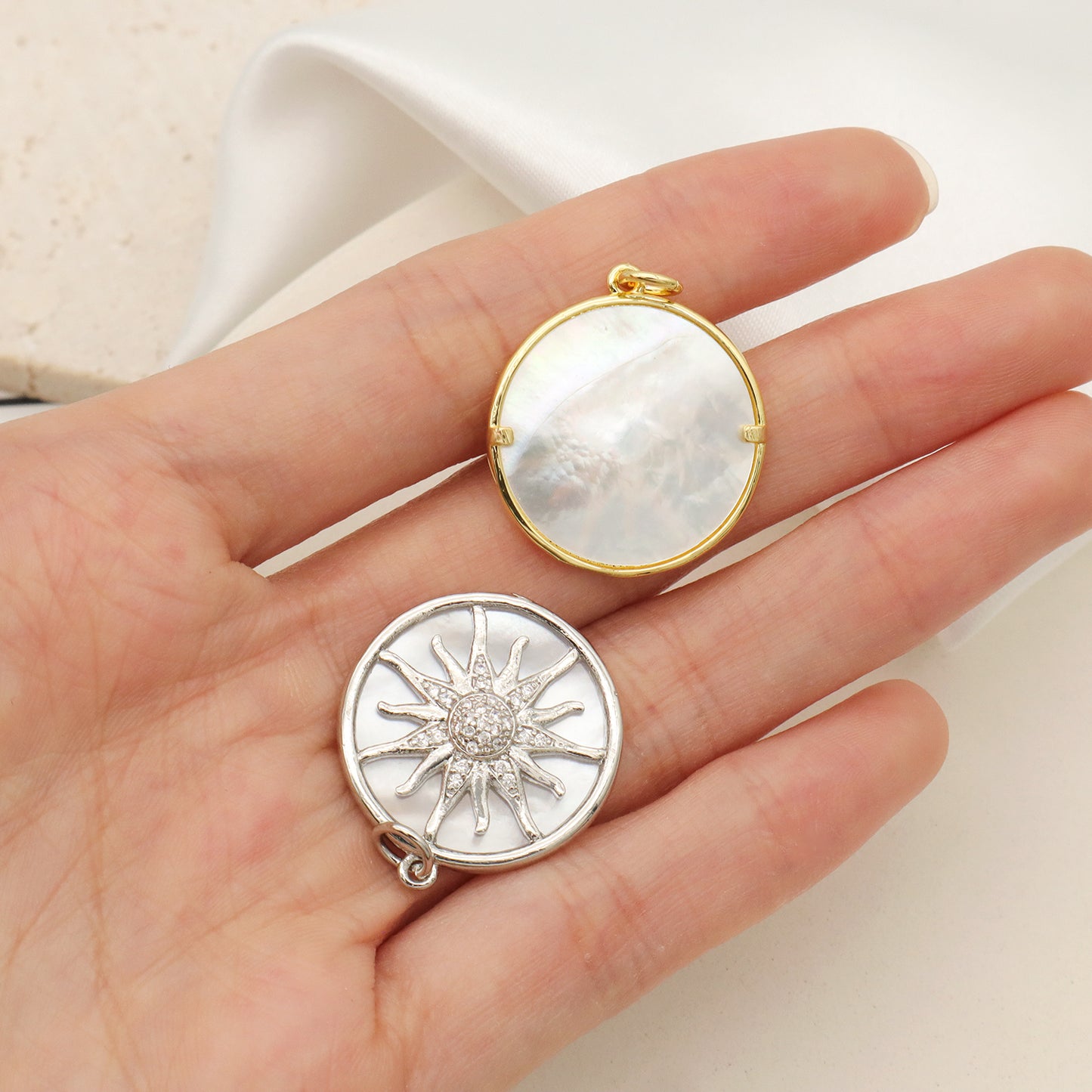 Newest Design Custom Wholesale Women Round Shell Sun Charm Jewelry Necklace Pendant CZ Gold Plated Shells Pendant